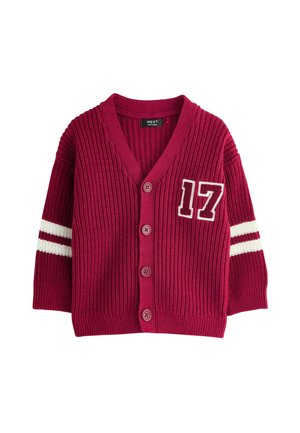 Cardigan rosso a coste con strisce bianche sulle maniche, dotato di scollatura a V, cinque bottoni e un grande "17" bianco sul davanti.