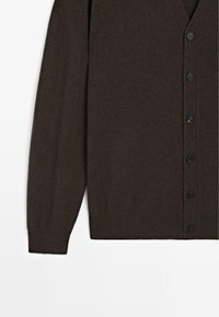 Dunkelbrauner Strickcardigan mit V-Ausschnitt, langen Ärmeln und sechs schwarzen Knöpfen auf der Vorderseite. Weicher Stoff und figurbetonte Passform.