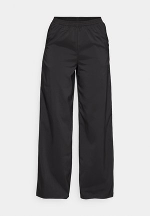 Zwarte wijde broek met een elastische tailleband, gemaakt van gladde stof met een matte afwerking. Beschikt over zijzakken en heeft een losse pasvorm.