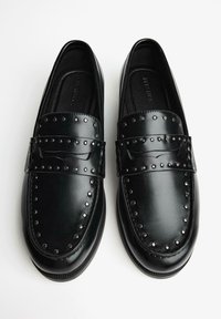 Bershka STUDDED-LOAFERS - Belebújós cipők - black