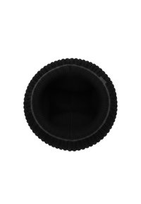 Berretto di maglia nero con una texture a coste e risvolto, visto dall'alto. L'interno presenta una fodera liscia per un maggiore comfort.