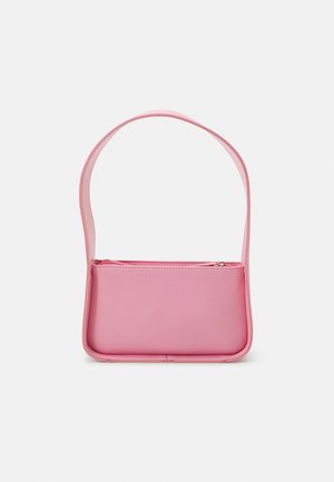 Kleine rechteckige rosa Handtasche mit einem einzelnen Schulterriemen und einem oberen Reißverschluss auf weißem Hintergrund.
