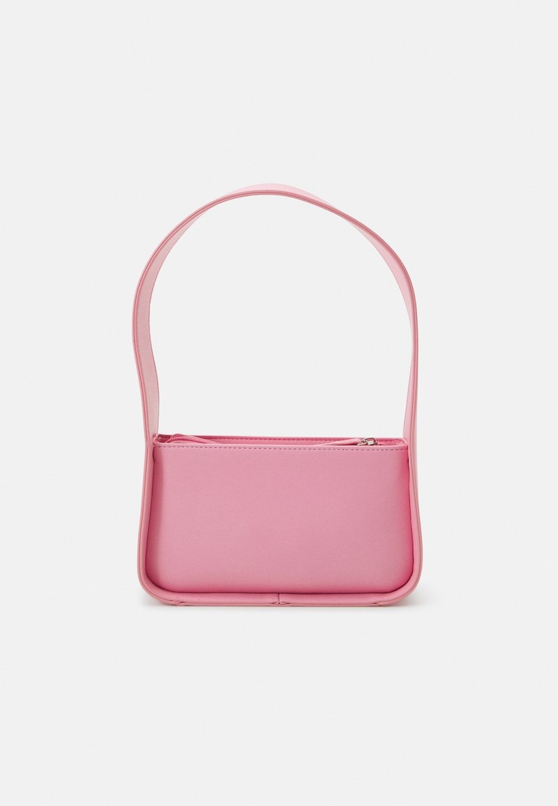 Petit sac à main rectangulaire rose avec une seule bandoulière et une fermeture éclair sur le dessus, sur fond blanc.
