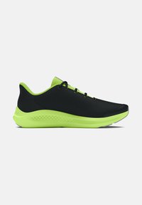 Chaussure de sport noire avec un dessus texturé, des accents vert vif et une semelle rembourrée ; design élégant et profil bas avec des lacets.