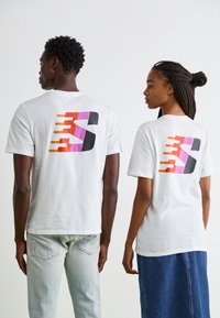 Salomon FURIOUS TEE UNISEX - Trükipildiga T-särk - white