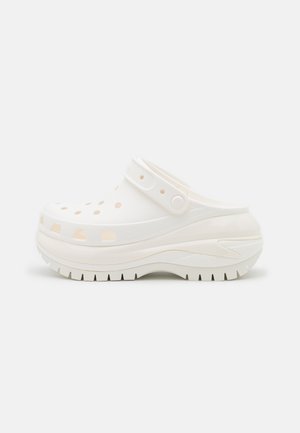 Crocs CLASSIC MEGA CRUSH UNISEX - Tagant lahtised kingad - white