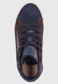 Zapatilla alta en ante azul marino y marrón con un acento metálico suave, que cuenta con cordones negros y una lengüeta acolchada para mayor comodidad.