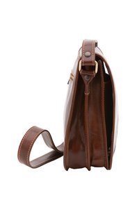 Borsa a tracolla in pelle marrone con una texture liscia, una lunga tracolla e cuciture a vista; presenta una cerniera e tre scomparti.