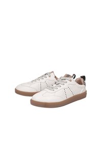 Białe skórzane sneakersy z teksturowaną powierzchnią, szarymi sznurówkami i brązowymi gumowymi podeszwami. Zawierają szczegóły przeszycia oraz wzorzyste akcenty na pięcie.