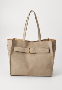 Sac fourre-tout en daim beige à la forme structurée, avec une boucle proéminente et deux poignées robustes. Doublure intérieure lisse complétant l'extérieur.