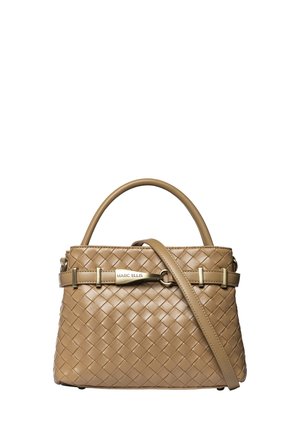 Sac à main en cuir tressé marron clair avec poignée supérieure, bandoulière amovible et plaque dorée Marc Ellis à l'avant.