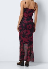 Langes, ärmelloses Kleid mit floralem Muster in Burgunderrot und Schwarz, aus leichtem Stoff, mit taillierter Silhouette und transparenter Saum.