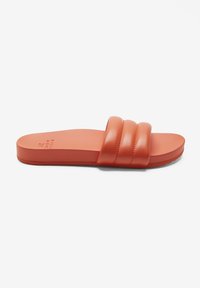 Orange glidesandal med tre strukturerede stropper, flad sål og glat overflade. Fremstillet af gummi-lignende materiale, designet til afslappet brug.