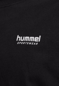 Zwarte katoenen t-shirt met een wit "hummel" logo en de tekst "SPORTSWEAR", met een klassieke ronde halslijn en een zachte textuur.