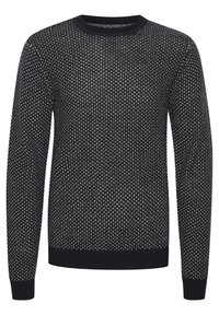 Strikket sweater i marineblå og lys grå med rund halsudskæring, der har et struktureret mønster samt ribbede manchetter og kant.