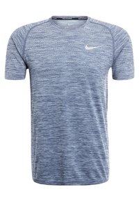 Nike Dri-Fit t-shirt i blått med ett strukturerat, horisontellt randmönster och en vit logotyp på övre vänstra sidan.