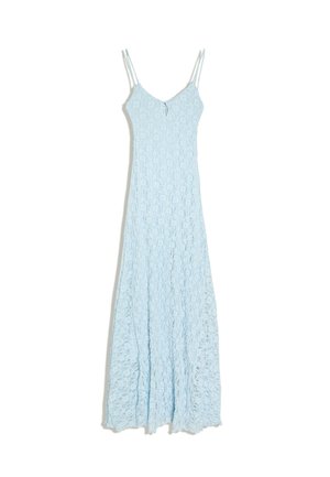 Robe longue en dentelle bleu clair sans manches avec doubles fines bretelles et un petit nœud à l'avant sur fond blanc uni.