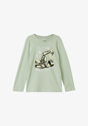 T-shirt à manches longues vert clair en coton doux, présentant un motif d'excavatrice avec le texte "ROLLING INTO CREATIVITY" en blanc et noir.