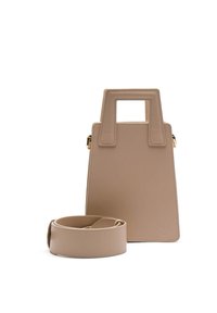 Torebka z wegańskiej skóry w kolorze brązowym, o prostokątnym kształcie, z górną rączką, odpinanym paskiem i subtelnym tłoczonym logo. Gładka faktura i minimalistyczne okucia.