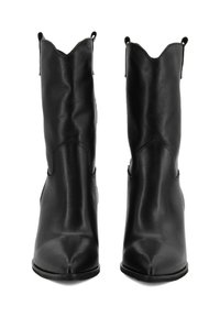 Stivali neri in pelle fino alla caviglia con punte affusolate, cuciture evidenti e orlo superiore ondulato. Presentano linguette per una facile calzata.