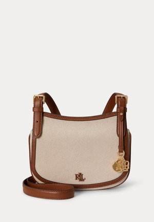 Borsa a tracolla in tessuto beige con rifiniture in pelle marrone, tracolla regolabile, charm con logo RL dorato e piccolo monogramma RL sul davanti.