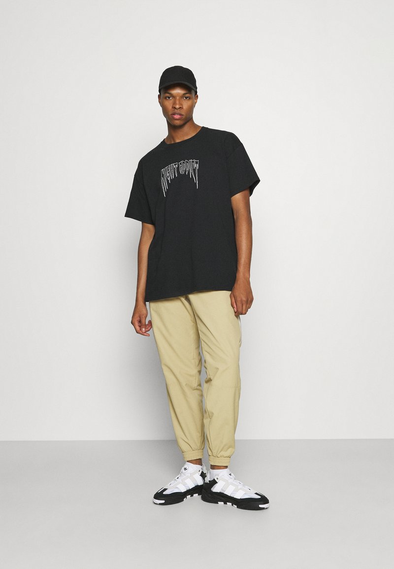 Herren T-Shirts basic | Night Addict T-Shirt print black/schwarz - AK02810 Herren T-Shirts basic | Night Addict T-Shirt print black/schwarz - AK02810