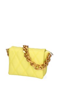 Borsa a tracolla in pelle trapuntata gialla con una prominente tracolla in oro, dotata di chiusura con zip e superficie liscia. Forma rettangolare compatta.