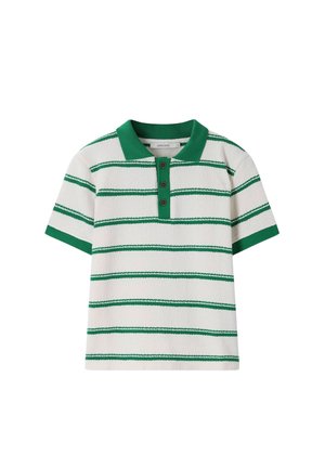 Polo blanc à manches courtes avec des rayures horizontales vertes, un col vert, des bordures de manches vertes et trois boutons verts sur la patte de boutonnage.