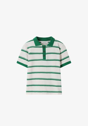 Polo blanc à manches courtes avec des rayures horizontales vertes, un col vert, des bordures de manches vertes et trois boutons verts sur la patte de boutonnage.