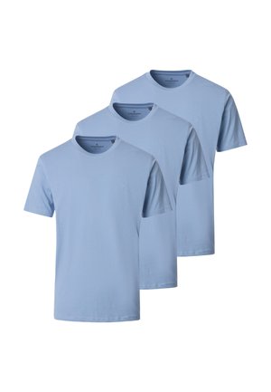 Drei schlichte, hellblaue T-Shirts mit kurzen Ärmeln und Rundhalsausschnitt, übereinanderliegend, vor weißem Hintergrund dargestellt.