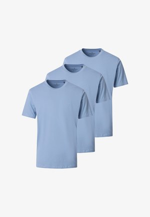 Tre magliette semplici a maniche corte color azzurro chiaro con scollo rotondo, sovrapposte, su uno sfondo bianco.