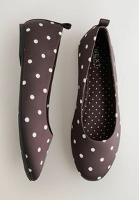 Baleriny w ciemnym brązie w białe kropki, miękka faktura, zaokrąglony nosek i elastyczna czarna podeszwa. Wnętrze również zdobi wzór w kropki.