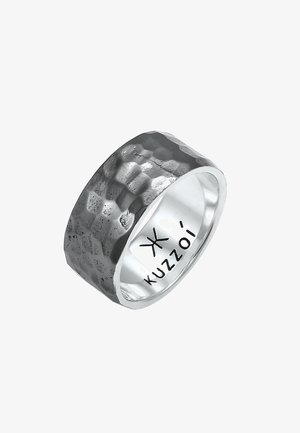 Silberring mit breitem Band, das eine gehämmerte Textur aufweist, polierter Innenfläche und eingraviertem "Kuzoi"-Logo im Inneren.