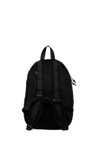 Sac à dos noir en tissu en maille, avec des bretelles rembourrées et un design minimaliste. Il comprend deux bretelles réglables, une poignée supérieure et aucun logo visible.