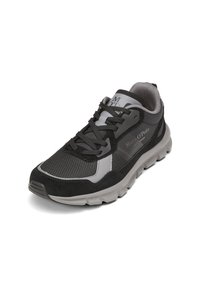 Černá sportovní obuv s kombinací síťoviny a semiše, šedé akcenty, polstrovaná podrážka a zesílená špička. Obsahuje texturované tkaničky a branding.