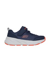 Scarpa sportiva in mesh blu navy con suola intermedia bianca e dettagli arancioni, dotata di cinturino a strappo, punta tonda e superfici testurizzate.