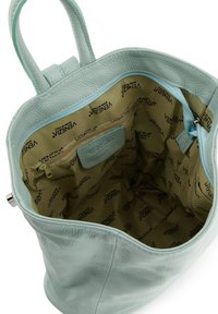 Lys blå læder tote taske med to håndtag. Har en beige indvendig foring med gentagne "Venezia" logoer og en lynlåslomme.