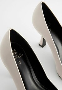 Next FOREVER COMFORT REGULAR FIT - Avokkaat - bone white