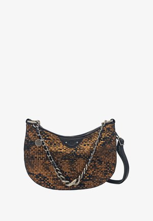 Sac à main tissé noir et orange avec une forme incurvée, doté d'une bandoulière en chaîne amovible, d'accents en cuir et d'une fermeture éclair.