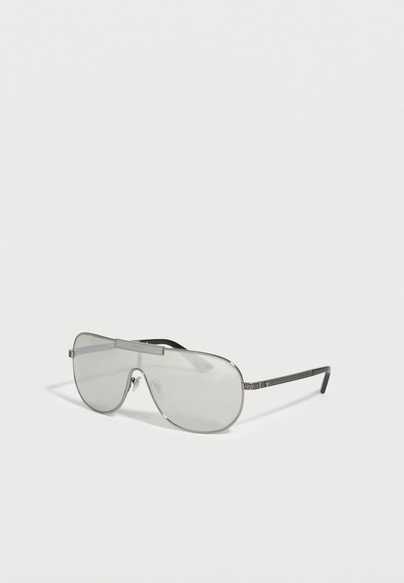 Γυαλιά ηλίου σε στυλ πιλότου με ασημένιους ανακλαστικούς φακούς και λεπτά μαύρα πλαίσια με χαραγμένα γεωμετρικά σχέδια.