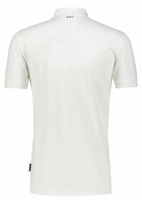 Hvid polo t-shirt med korte ærmer, krave og en struktureret stof. Har tre lodrette farvede striber på den øverste ryg.