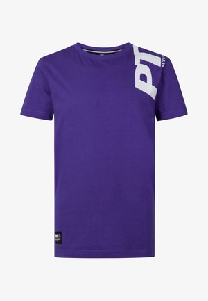T-shirt violet à manches courtes avec texte blanc « PY » sur l'épaule gauche en haut et une petite étiquette noire près de l'ourlet inférieur.