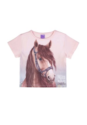 Camicia rosa chiaro a maniche corte con grafica realistica di una testa di cavallo marrone che indossa una museruola e testo "Miss Melody" in basso a destra.