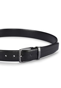 Schwarzer Leder Gürtel mit einem perforierten Design, silberfarbener Metallschnalle und verstellbaren Löchern zur Größenanpassung. Glatte und strukturierte Oberfläche.