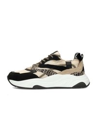 Sneaker multicolore con mesh beige, accenti in suede neri e una stampa effetto serpente marrone testurizzato. Suola spessa bianca con dettagli neri.
