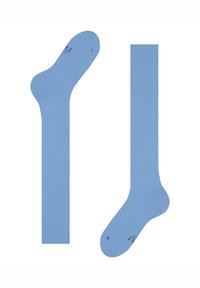 Socks azul claro feitos de lã, com uma textura canelada, bico arredondado e etiquetas impressas para o tamanho na parte de baixo.