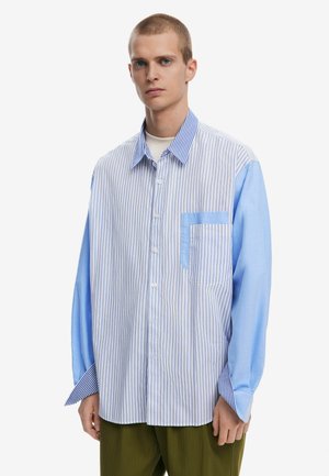 Gestreepte button-up shirt met blauwe en witte verticale strepen, lange mouwen in lichtblauw, enkele borstzak, relaxte pasvorm.