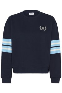 Tumši zils džemperis ar apaļu kaklu, izšūtu logotipu un gaiši zilu un baltu svītru akcentiem uz piedurknēm. Kokvilnas maisījuma materiāls.