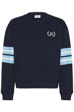 Tumesinine-sinine dressipluus, mis on varustatud ümmarguse kaelusega, broderitud logoga ning helesiniste ja valgete triipudega õlavarreosadel. Puuvilla segu materjal.
