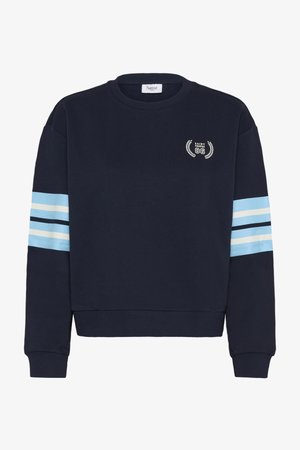 Tumesinine-sinine dressipluus, mis on varustatud ümmarguse kaelusega, broderitud logoga ning helesiniste ja valgete triipudega õlavarreosadel. Puuvilla segu materjal.